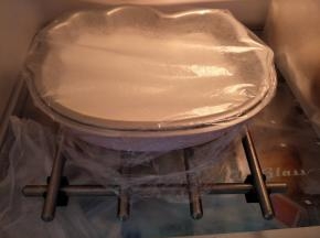 覆盖保鲜膜，放到冰箱，冷藏3小时以上。