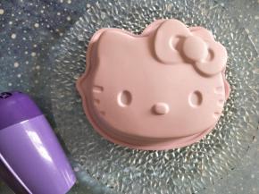 奶冻和模具一起倒扣到盘子上，用热吹风辅助热化表面。