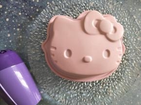 奶冻和模具一起倒扣到盘子上，用热吹风辅助热化表面。