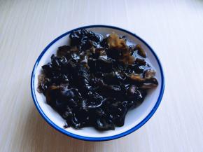 首先将干木耳用冷水冲洗两遍，再用冷水泡发。