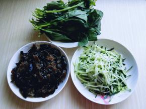 黄瓜洗干净切丝，菠菜去根洗干净。