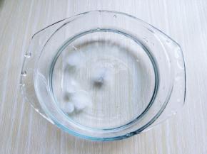 准备一碗冰水，没有冰水的话可以用冰块。