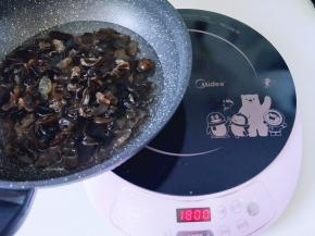 将泡发的木耳焯水，水烧开后放入木耳，电磁炉大火粒1分钟立即捞出。