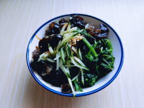 将调味汁倒入木耳中，拌均匀即可。