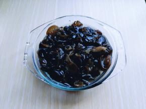 捞出后可以用冷水先冲洗两遍，再放入冰水中。冰1 0分钟，捞出淋干水分。