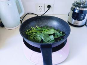 菠菜焯水，水烧开后加入菠菜，用筷子翻动立即关火。