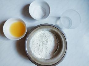 准备水油皮材料。