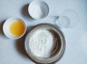 准备水油皮材料。