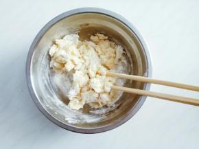 材料混合，用筷子搅拌。以前做蛋黄酥的时候，徒省事儿用面包机和面，可是刷面包桶也很麻烦啊，还不如筷子方便。