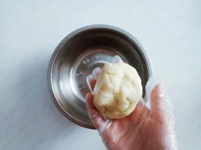 面团包上保鲜膜，放入冰箱冷藏，醒发20分钟备用。