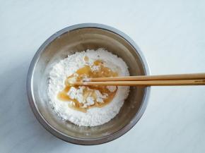 用筷子搅拌。