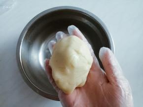 和成面团，也包上保鲜膜，放入冰箱冷藏备用。