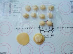 把水油皮面团从冰箱取出来，分成15g每个小剂子，共12个；
把油酥面团同样分成11g每个小剂子，共12个。
取一个水油皮剂子按扁，（不要太大，略比油酥大一点即可）用虎口收口法包入油酥。