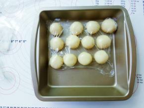 盖保鲜膜醒发15分钟。