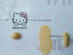 再从上至下卷起。