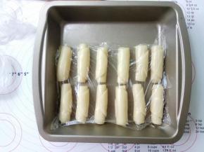 盖保鲜膜醒发15分钟。