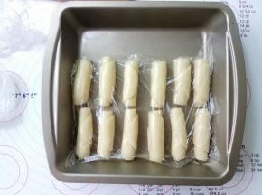 盖保鲜膜醒发15分钟。