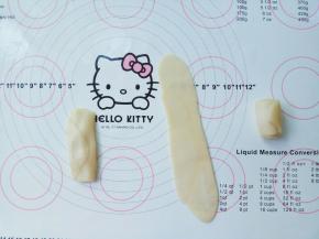 取一个面卷按扁，擀长，再自上从下卷起。