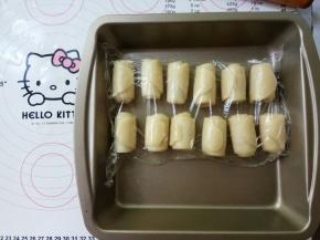 盖保鲜膜醒发15分钟。