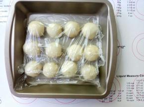 盖保鲜膜醒发10分钟。