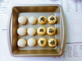 取一半面胚，表皮刷蛋黄液，撒芝麻。
烤箱预热5分钟，中层、上下火190℃，30分钟。