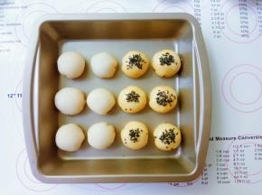 取一半面胚，表皮刷蛋黄液，撒芝麻。
烤箱预热5分钟，中层、上下火190℃，30分钟。