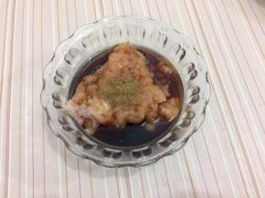 肉末中加入油，生抽，五香粉搅拌均匀