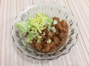 在加入葱姜搅拌均匀，腌制十五分钟备用