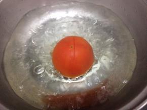 西红柿洗干净在顶部划成十字刀，然后放入开水中去皮