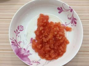 将西红柿切成小丁