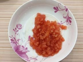 将西红柿切成小丁