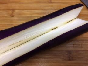 茄子洗干净去掉两头，从中间切开