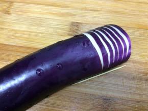 取其中的一半到连着切６刀，底部不要切断