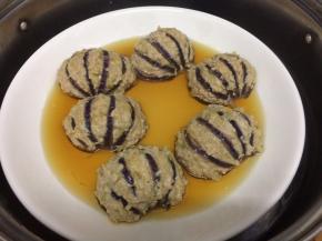 锅中加入适量水大火烧开，然后把做好的茄子放入锅中大火蒸十三分钟