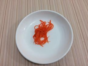 胡萝卜去皮切成长丝备用