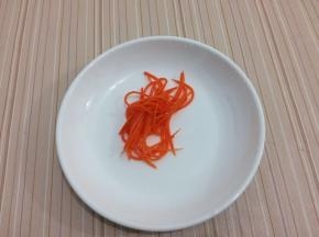 胡萝卜去皮切成长丝备用