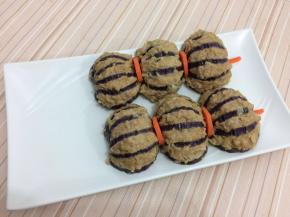 蒸好的茄子取出来，摆成两个灯笼的形状