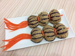 把胡萝卜丝摆在灯笼的底部