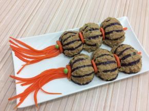 茄子和茄子中间摆上胡萝卜片，底部摆上两个小青豆