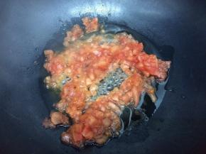 炒锅里加入适量的油，把西红柿放入锅中，加入盐翻炒出沙