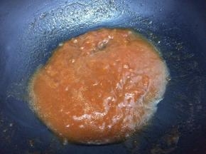 再加入适量的水大火烧开，然后倒入水淀粉勾芡即可