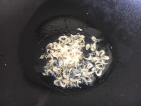 热锅凉油，放入干的小虾皮，炒出香味。 
干的小虾皮要提前清洗干净，沥干水分。