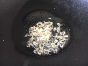 热锅凉油，放入干的小虾皮，炒出香味。 
干的小虾皮要提前清洗干净，沥干水分。