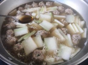 放入1小勺的香油提香。