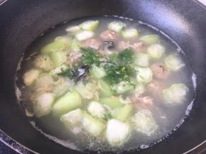 放入少许的香菜和少许的白胡椒粉即可。