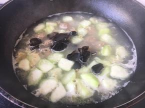 放入提前泡好的几朵木耳，大火煮开，将锅里的食材煮熟即可。