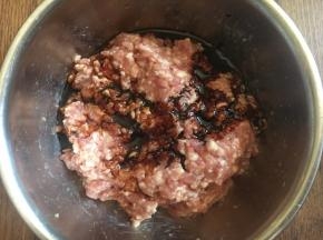 放入1勺的生抽，1小勺的老抽， 1勺淀粉朝一个方向搅拌均匀。