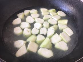 放入切好的丝瓜块，煮开。