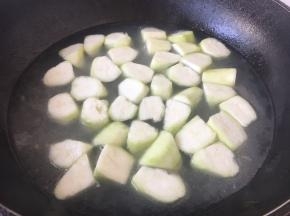 放入切好的丝瓜块，煮开。