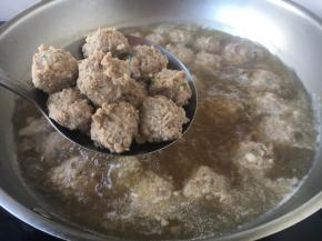 先用汤把肉丸子养至漂起来，然后开大火煮开，随后用勺撇去浮油，再将丸子捞出备用。